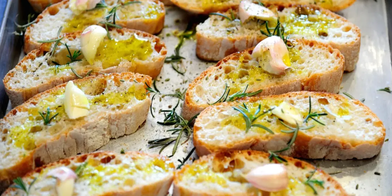 Fettunta toscana: fette di pane abbrustolito condite con olio d'oliva, aglio e rosmarino. Un classico antipasto toscano.