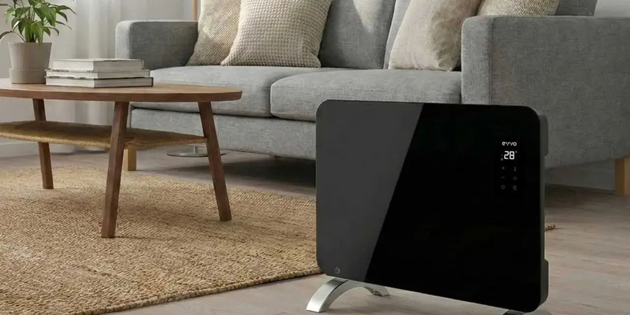Calentador moderno en sala de estar, emitiendo un calor azul reconfortante. Sofá gris, mesa de centro de madera y alfombra de yute.