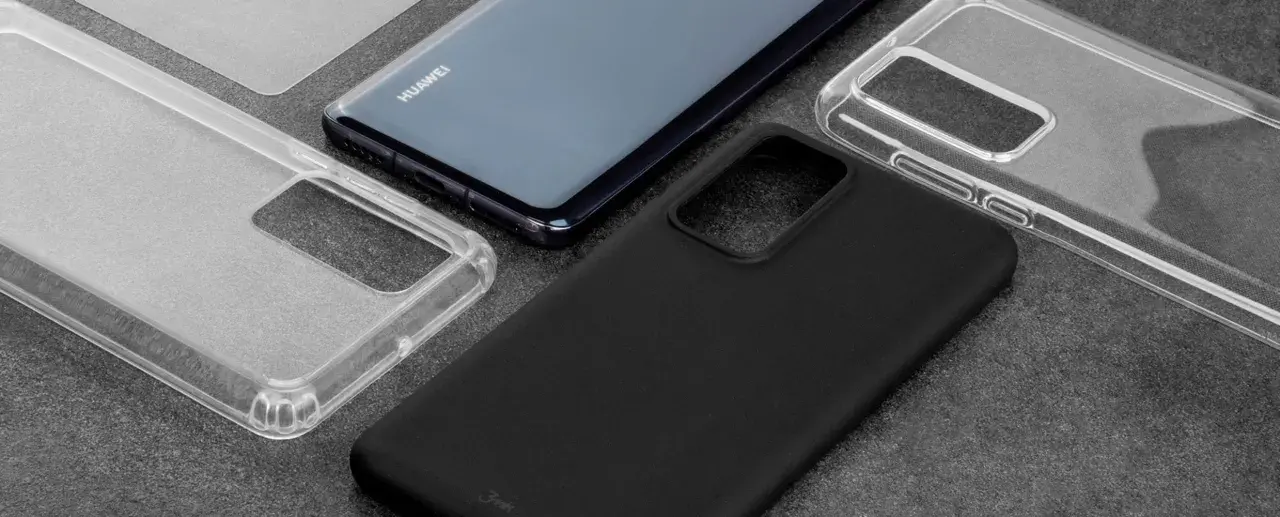 Czarny, matowy pokrowiec gumowy i dwa przezroczyste etui na telefon Huawei.