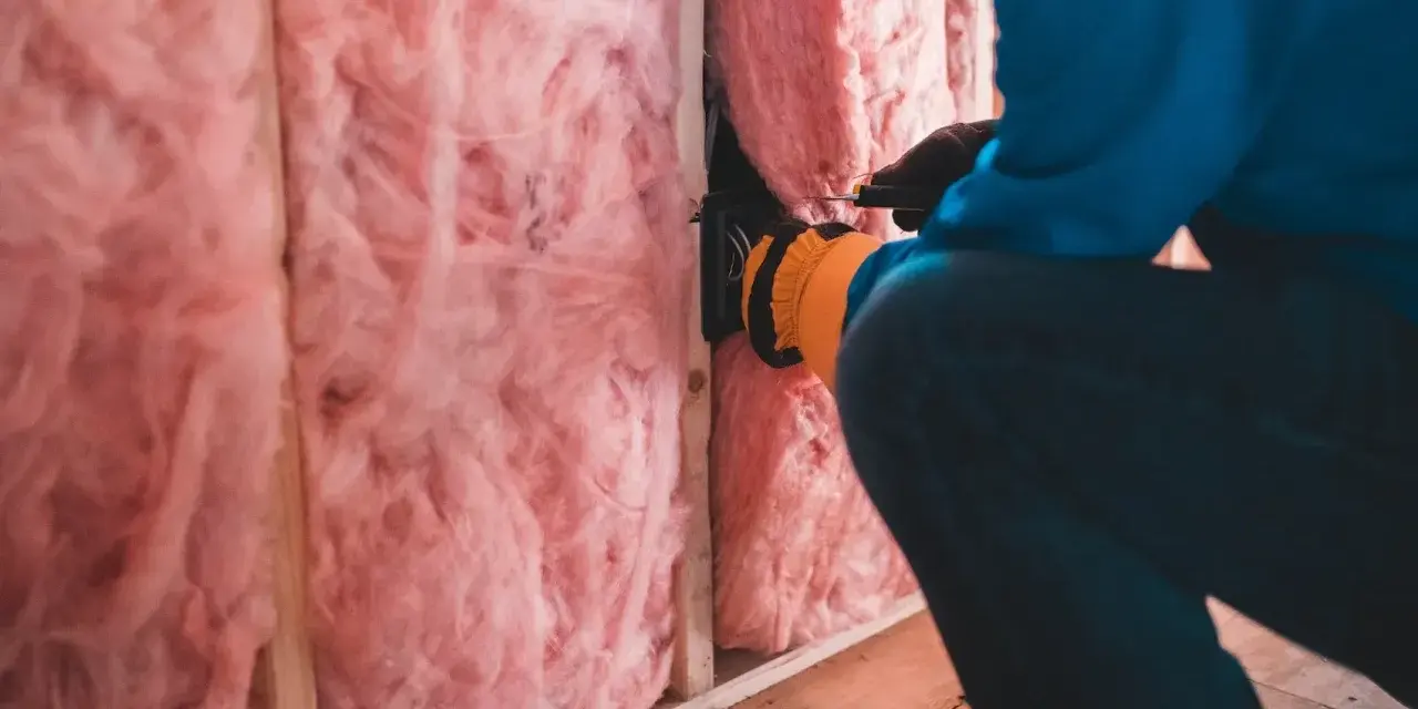 Odkrywanie **sekretów akustyki w blokach**, czyli dlaczego słyszysz sąsiada dwa piętra wyżej. Izolacja z wełny mineralnej w ścianie.