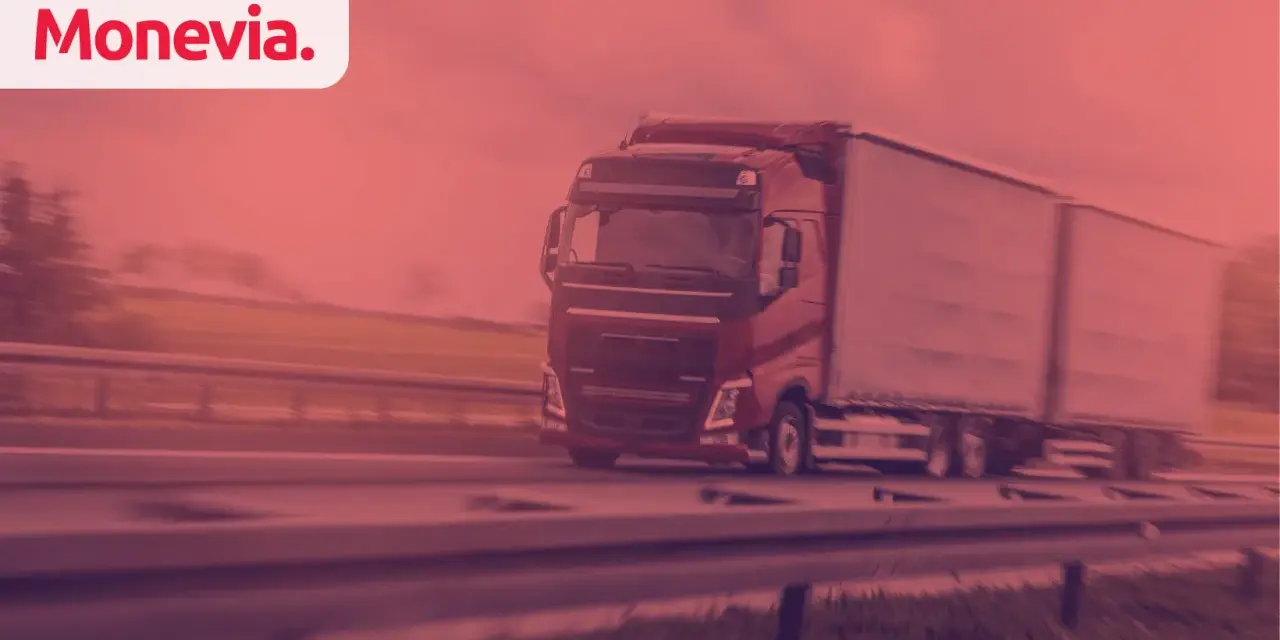 Czerwona ciężarówka z naczepą pędzi autostradą. To symbol sprawnego transportu, który dzięki Monevia może zyskać pakiet mobilności dodatkowe 2 godziny.
