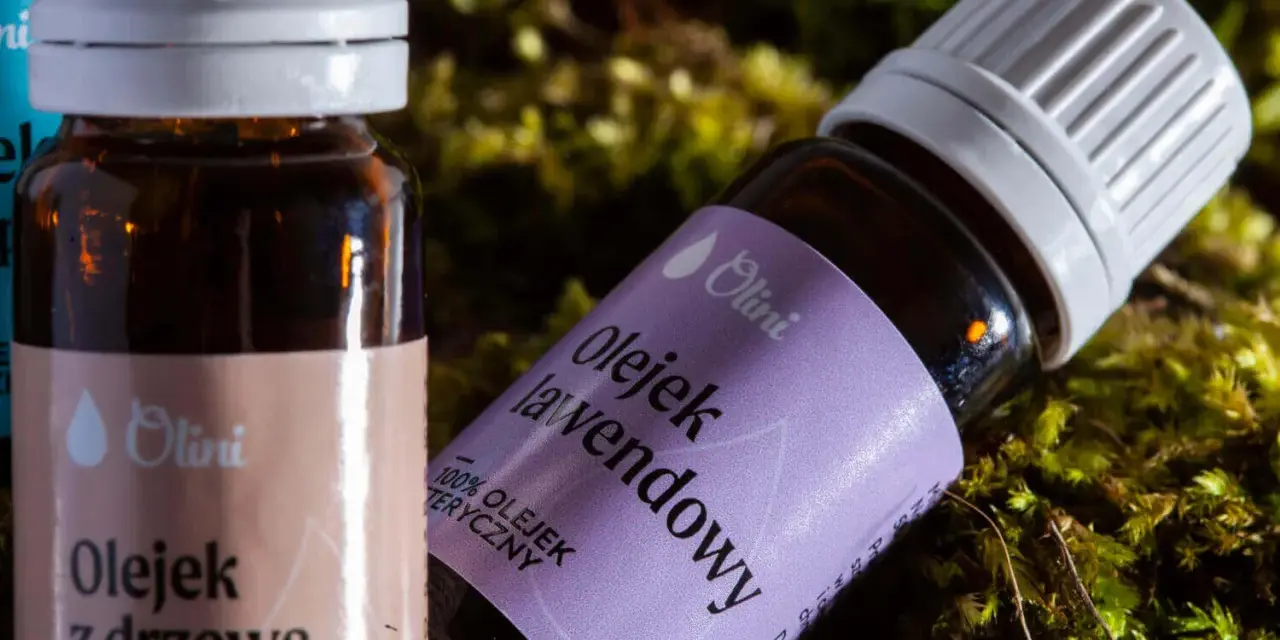 Butelka olejku lawendowego, naturalny sposób na kleszcze. Obok butelka olejku z drzewa herbacianego.