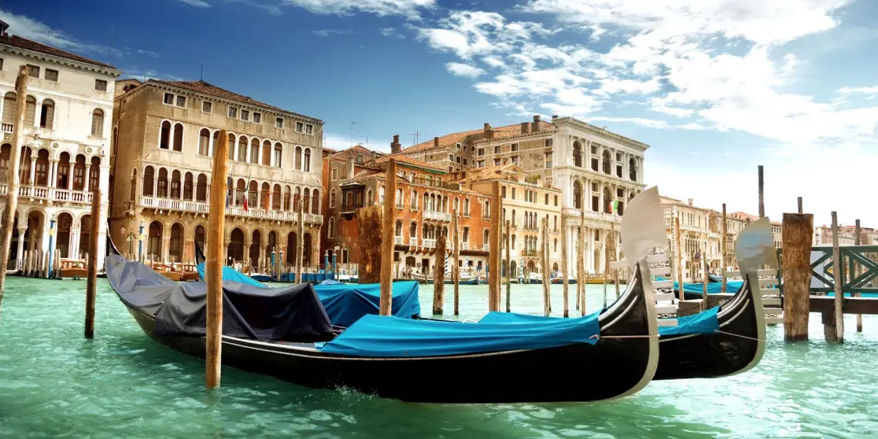 Gondole ormeggiate sul Canal Grande, un'anteprima delle 10 cose da vedere a Venezia gratis.