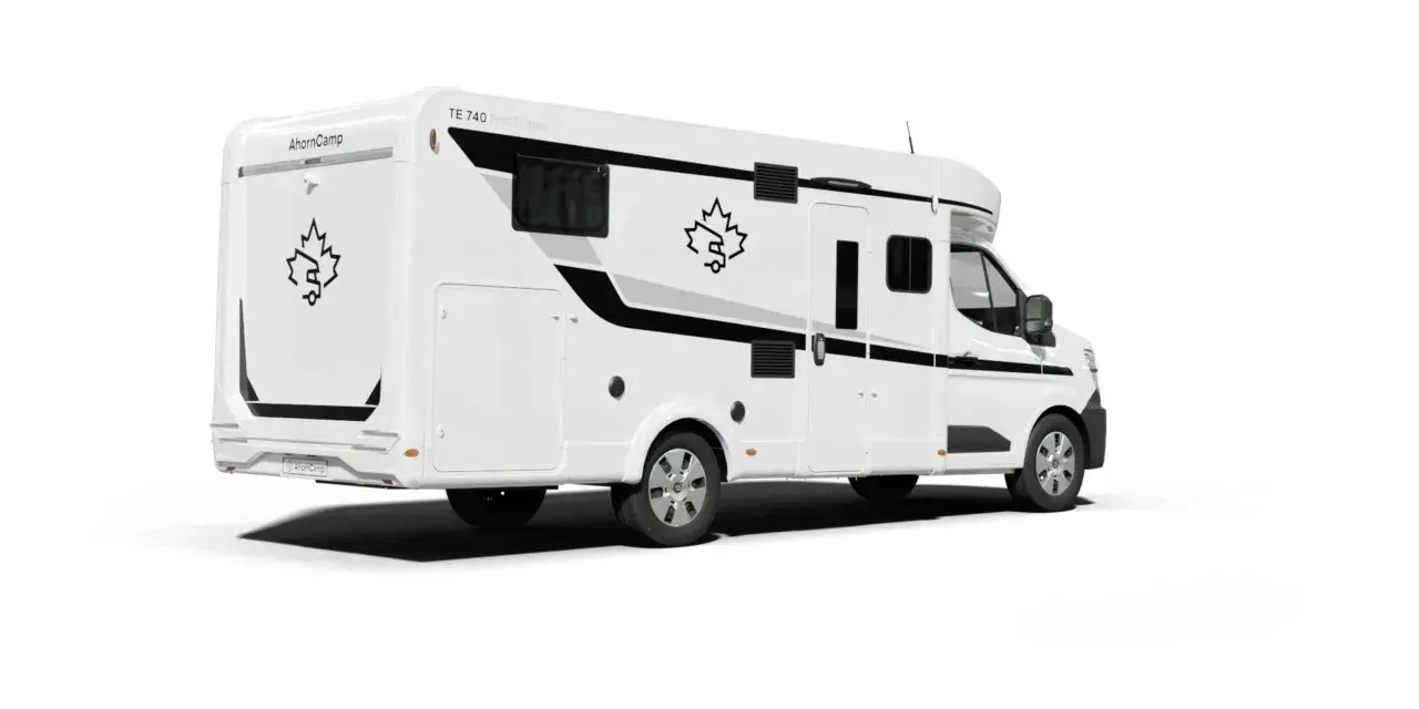 Biały kamper AhornCamp TE 740 First Edition z czarnymi detalami i logo liścia klonu. Gotowy na przygody!