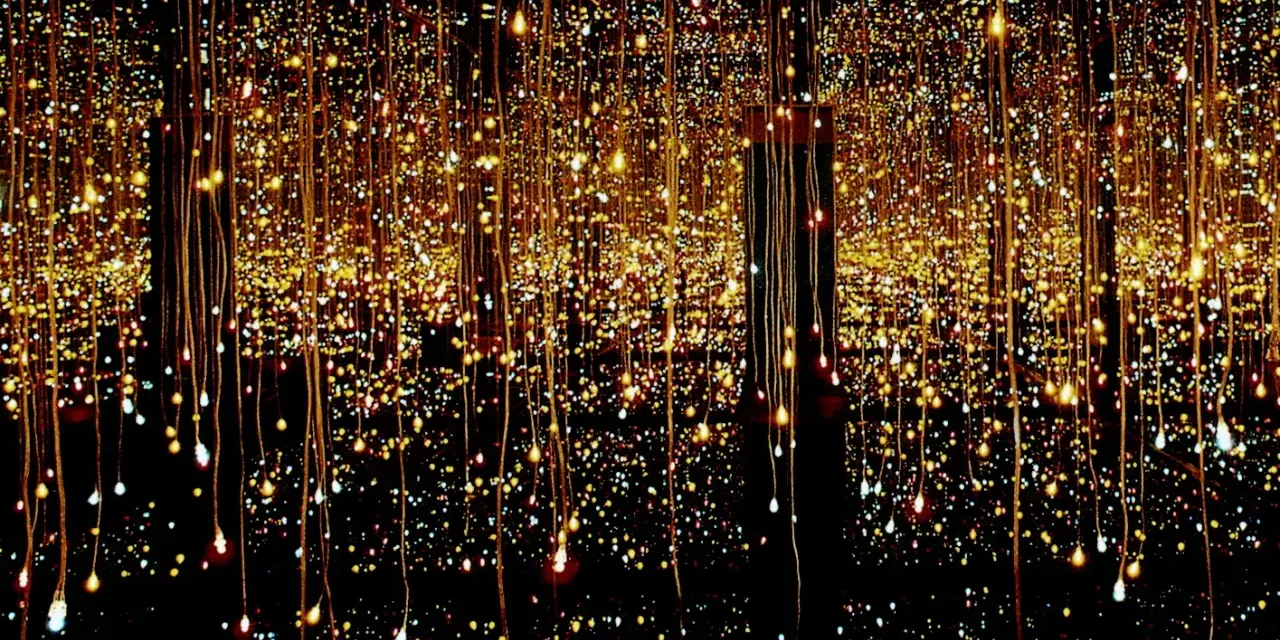Salle miroir à l'infini, des lucioles scintillent sur l'eau, créant un spectacle lumineux enchanteur.