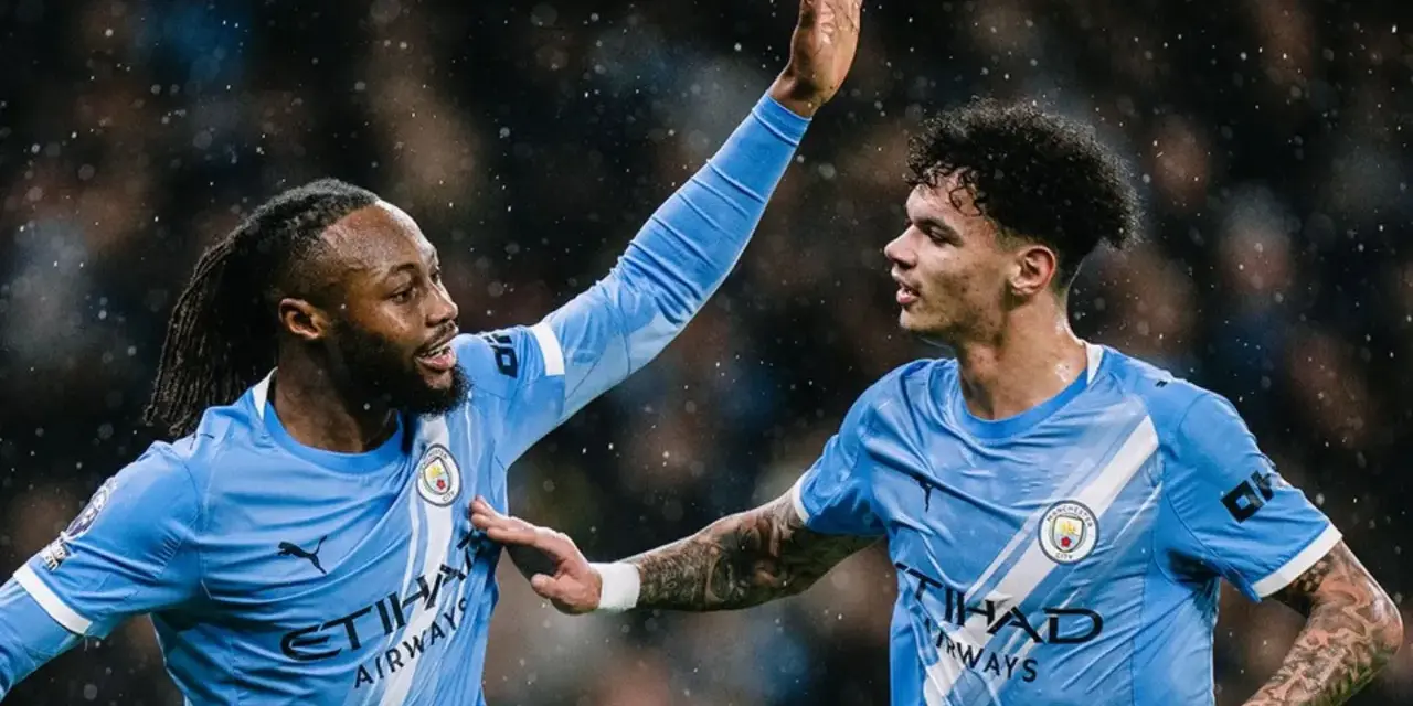 Dos jugadores del Manchester City celebran un gol contra el Newcastle.