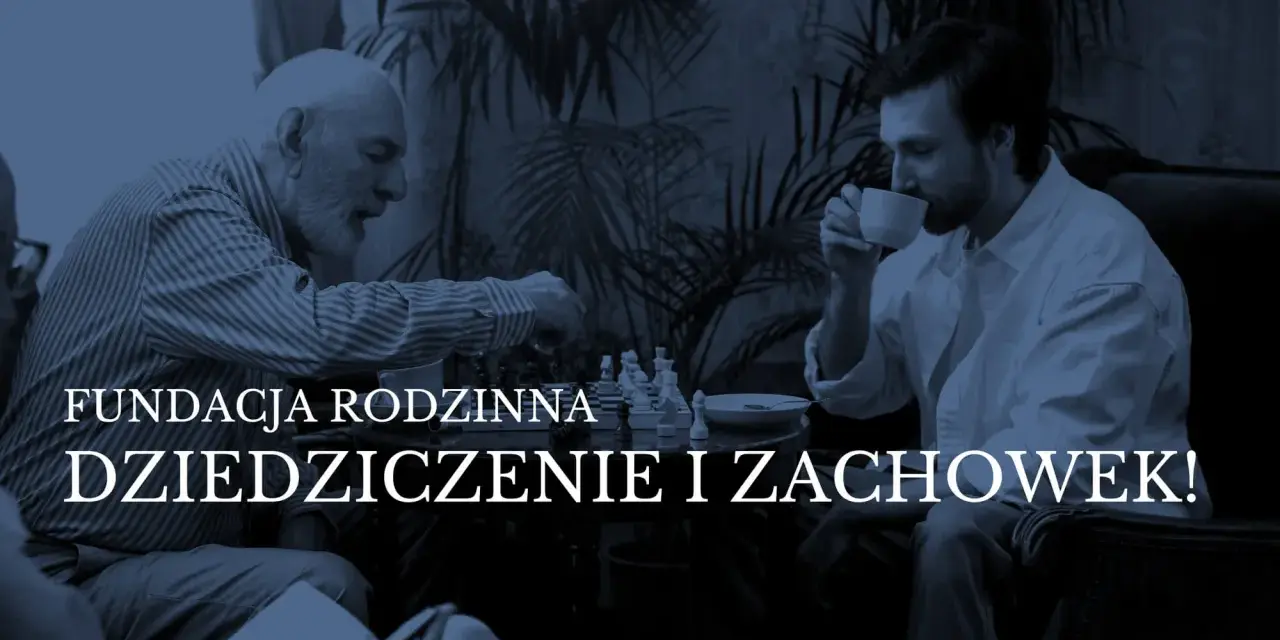 Dwóch mężczyzn gra w szachy. Jeden pije kawę, drugi zastanawia się nad ruchem. Fundacja rodzinna zajmuje się dziedziczeniem i zachowkiem dla bliskich.