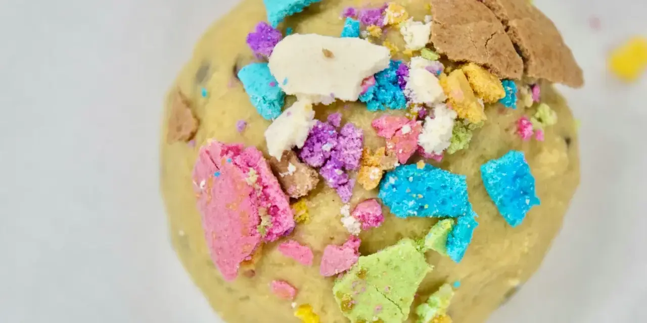 Ein Teigklumpen mit bunten Kekskrümeln, bereit zum bunte Kekse backen.