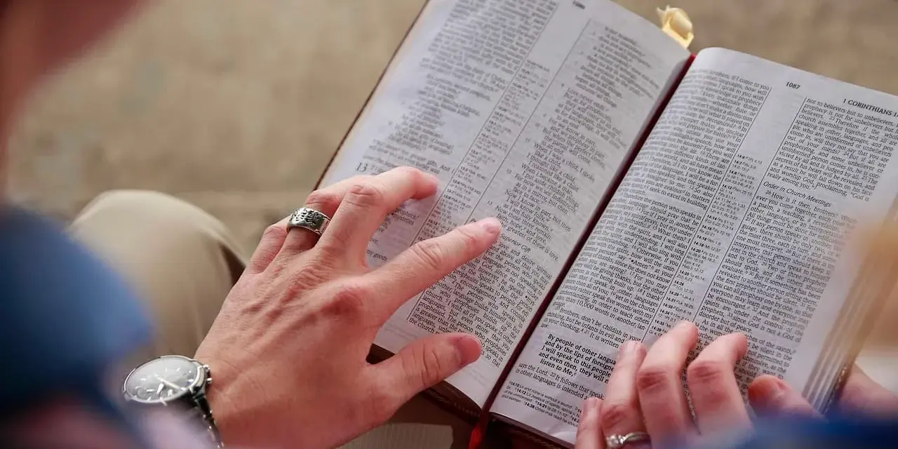 Hände halten eine Bibel. Eine Frage ist, ob Jesus Gott ist.