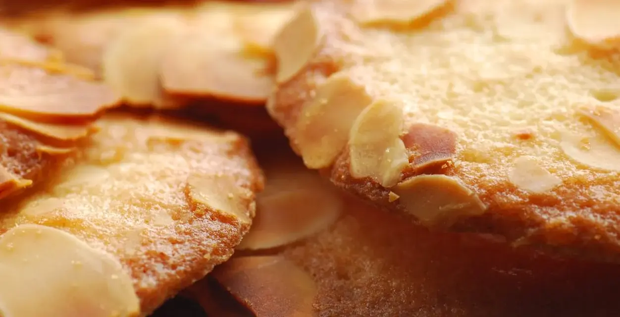 Krispiga mandelkakor, perfekta till fikat. Här är ett enkelt bondkakor recept för dig!