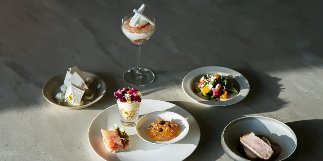 Platos delicados y postres en un restaurante, una experiencia sensorial que deleita la vista y el paladar.