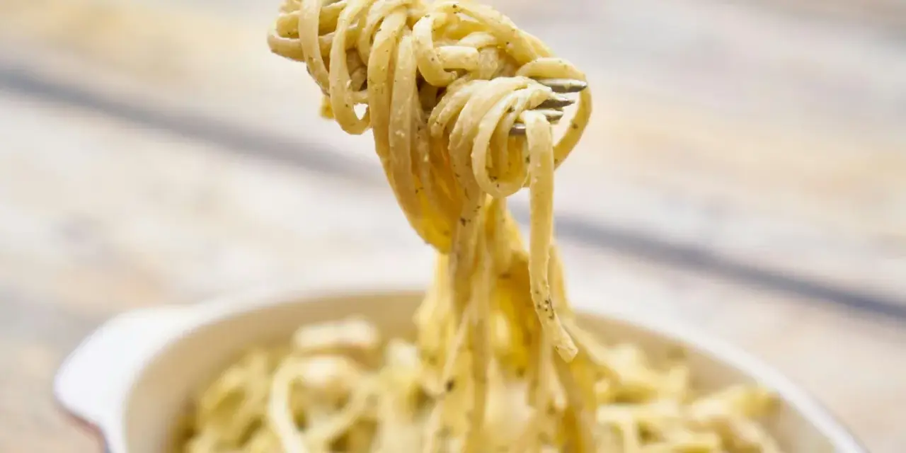 Carbonara perfecta: 5 ingredientes, sin nata y cremosa. ¿Te atreves?