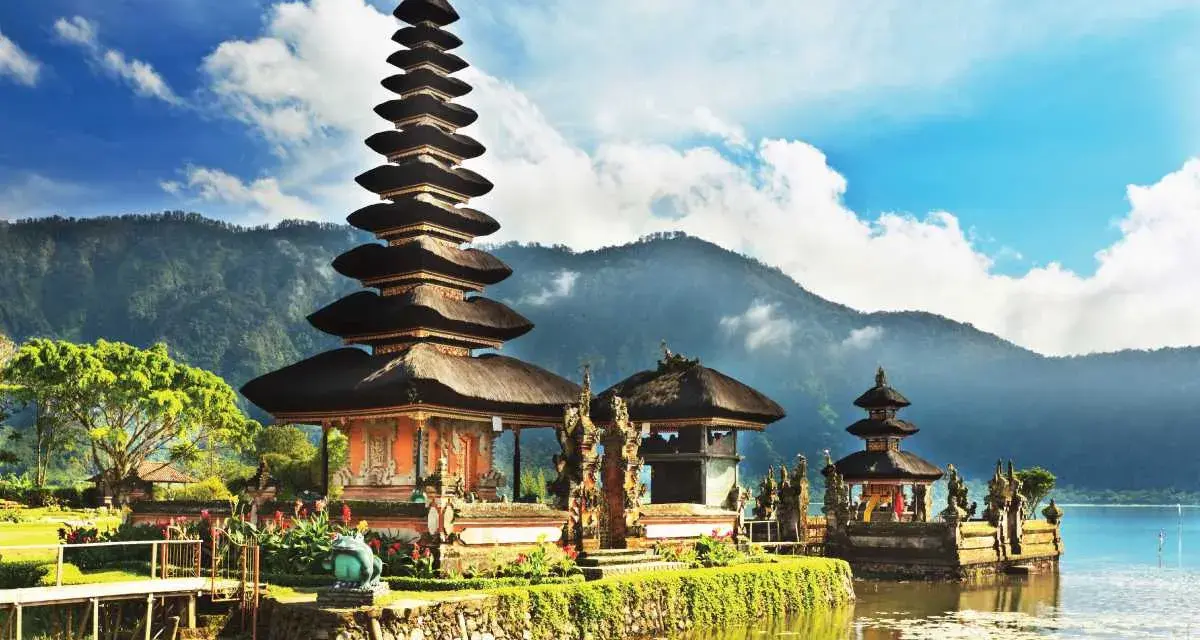 Piękny świątynny kompleks na wodzie, Pura Ulun Danu Bratan, na wyspie Bali. Kontynent Bali zachwyca.