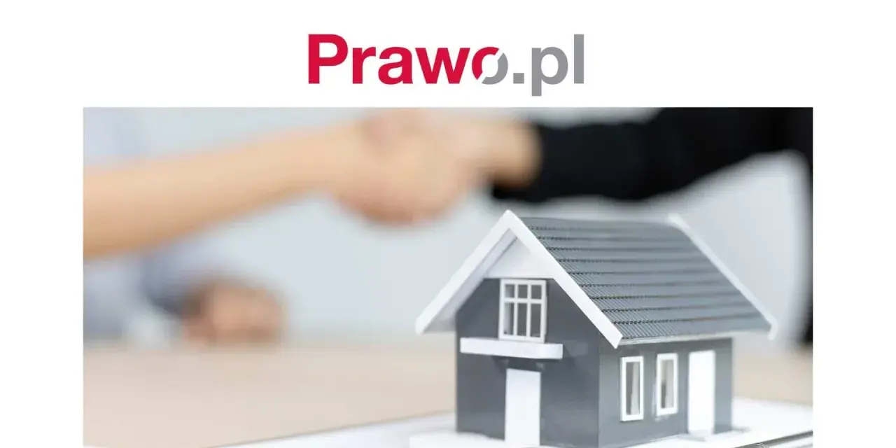 Model domu i uścisk dłoni symbolizują transakcję, być może wywłaszczenie nieruchomości. Prawo.pl.