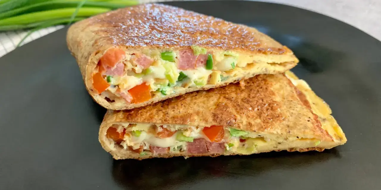 Keto tortilla przepis: złocista tortilla z jajkiem, warzywami i wędliną, idealna na śniadanie.