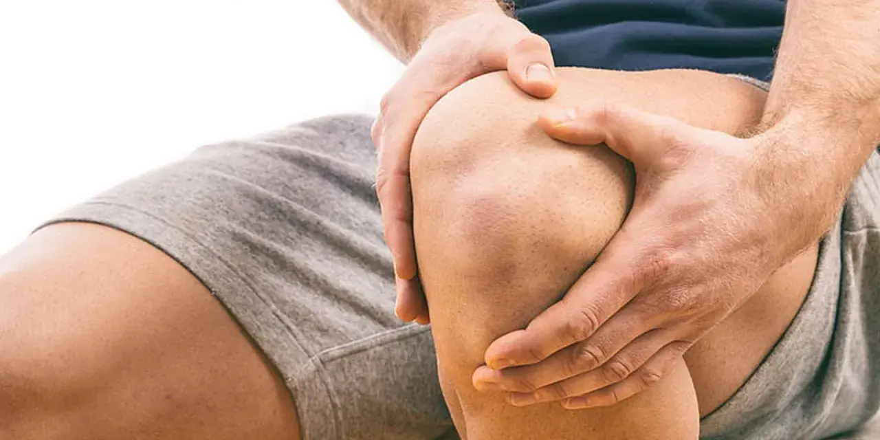 Mann hält schmerzendes Knie. Schmerzen beim Knien auf hartem Boden sind deutlich zu sehen.