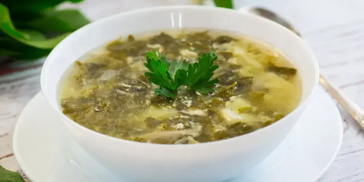 Aromaticzna zupa szczawiowa ze słoika przepis. Pyszna, domowa zupa z jajkiem i natką pietruszki.