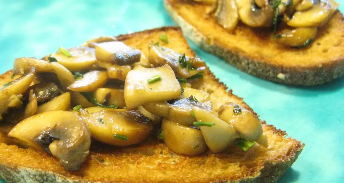 Bruschetta z pieczarkami, podana na chrupiącym pieczywie, kusi aromatem i apetycznym wyglądem. Idealna na szybką przekąskę.