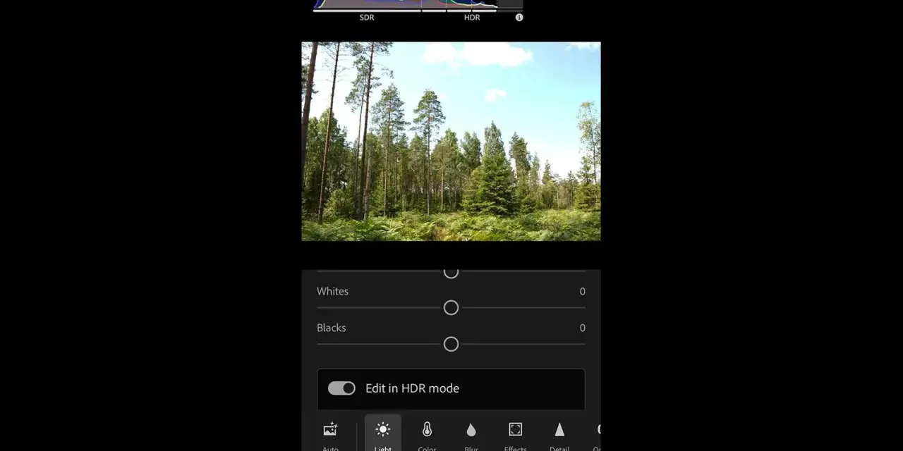 Skogslandskap med en histogramvy som visar SDR och HDR. En knapp för "Edit in HDR mode" är synlig.