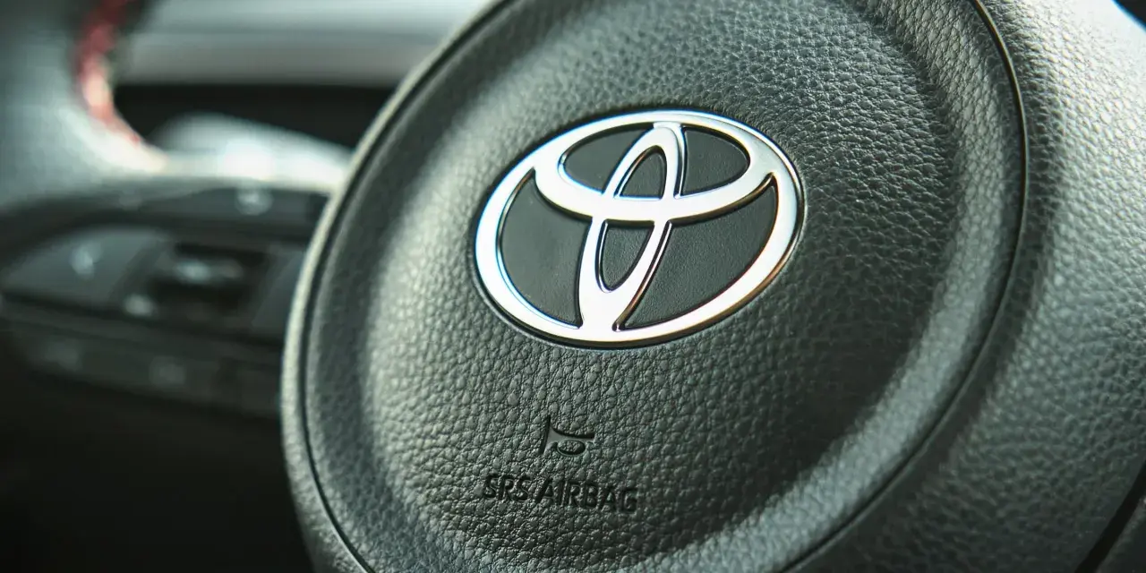 Kierownica Toyoty z logo. Czy to najlepsza marka samochodu? Trudno powiedzieć, ale na pewno solidna.