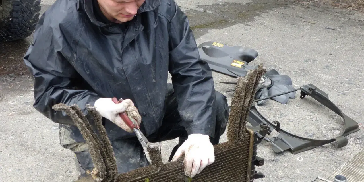 Czym skleić plastikowe elementy chłodnicy, aby uniknąć kosztownych napraw?