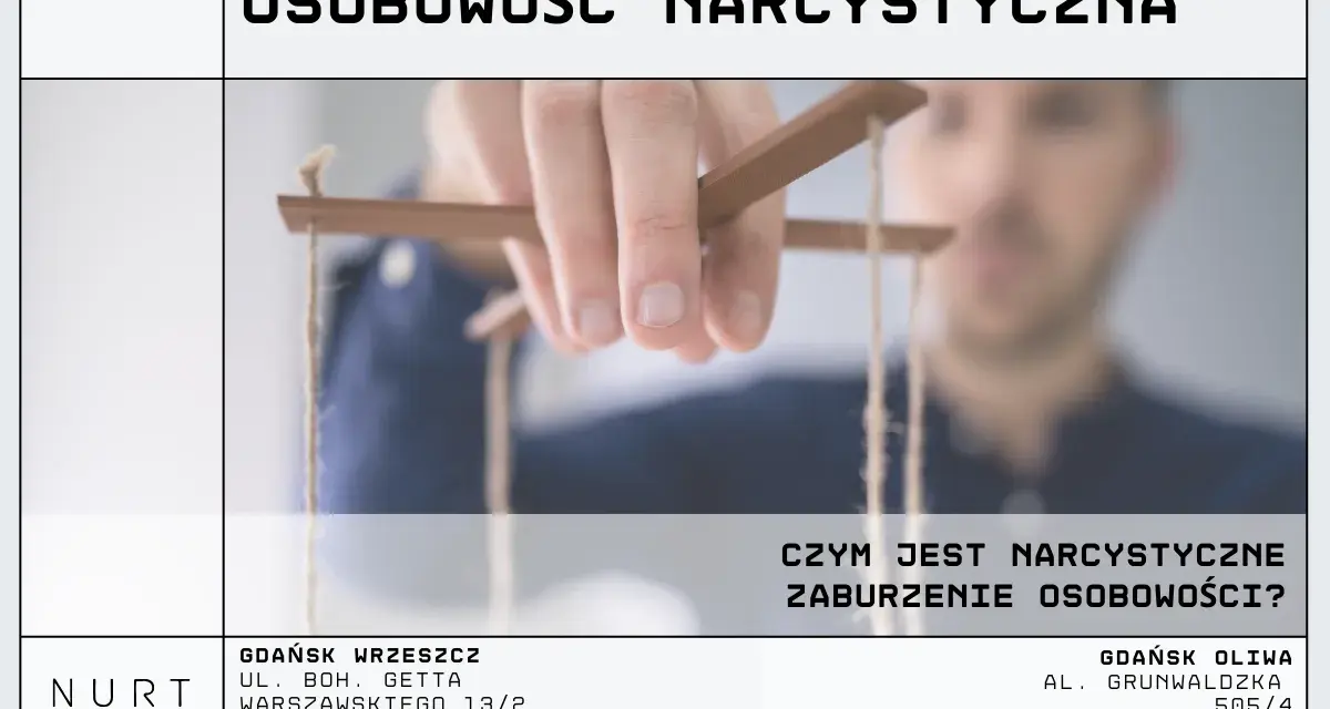 Dłoń trzyma sznurki marionetki, symbolizując kontrolę i zaburzenie osobowości.