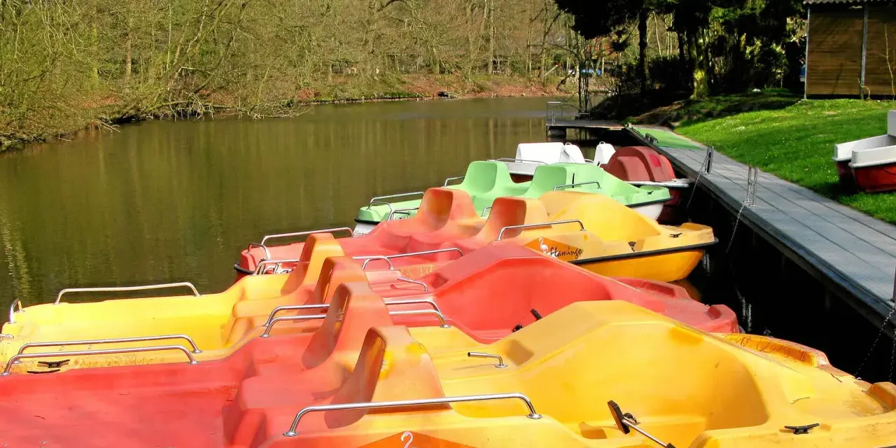 Bunte Tretboote, bereit für eine Fahrt auf dem See in Haltern.