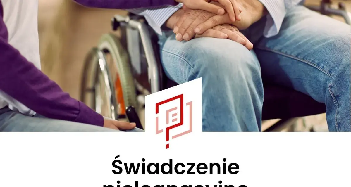 Dłonie młodej osoby obejmują dłonie starszego mężczyzny na wózku. Temat: ile wynosi świadczenie pielęgnacyjne.