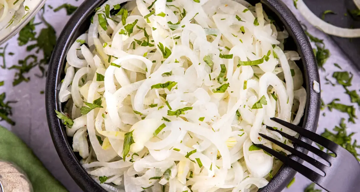 Frischer Zwiebelsalat, perfekt für jedes zwiebelsalat rezept. Mit Petersilie verfeinert und bereit zum Genießen.