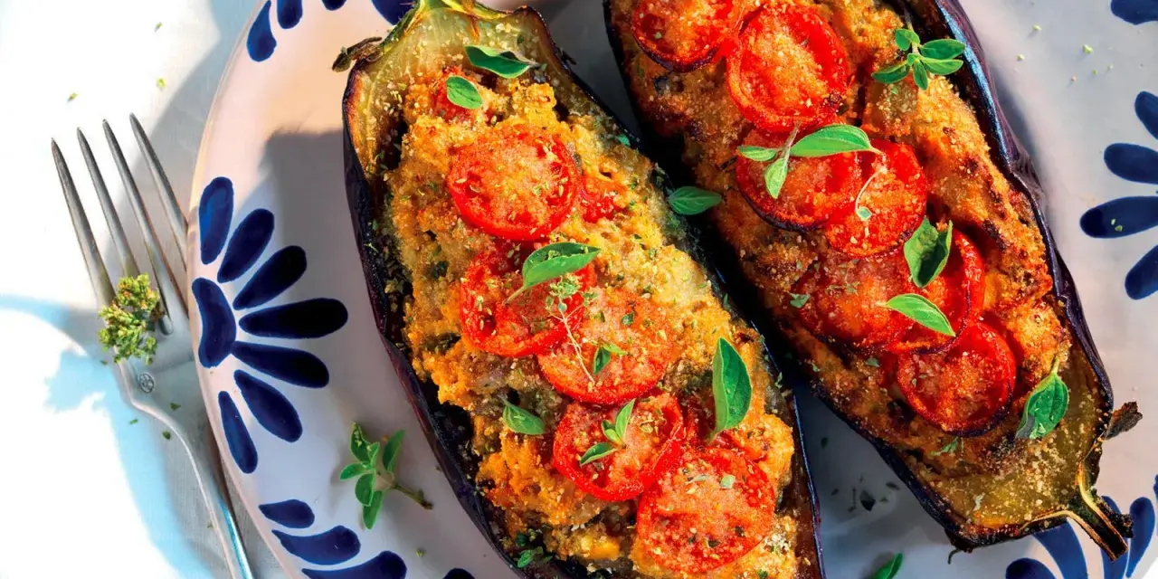 Melanzane ripiene pugliesi, gustose e profumate, con pomodoro e basilico fresco, pronte per essere gustate.
