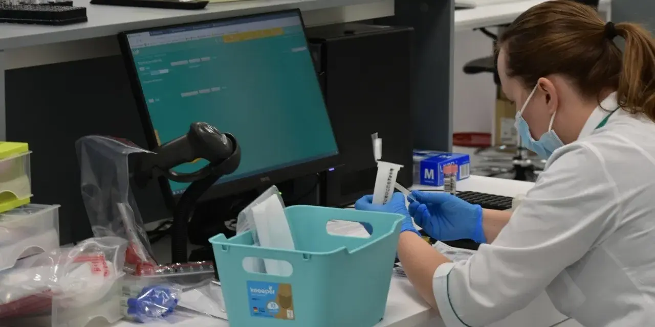 Pracownik laboratorium w maseczce i rękawiczkach przygotowuje próbki. Czy diagnostyka to dobre laboratorium? Tak, to miejsce precyzji.