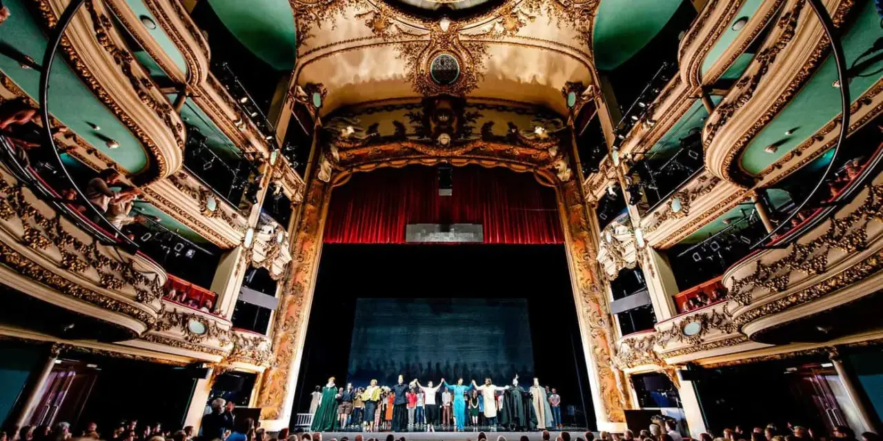 Widownia i scena w olśniewającym, zabytkowym teatrze, gdzie artyści dziękują za aplauz. To miejsce, gdzie rodzi się magia, największy teatr na świecie.
