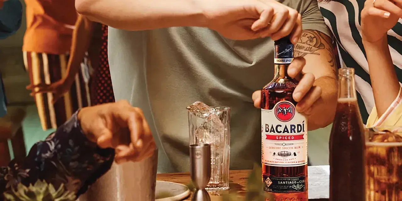 Przygotowanie drinków z Bacardi Spiced. Z czym pić ten rum? Z colą, lodem i naturalnymi przyprawami.