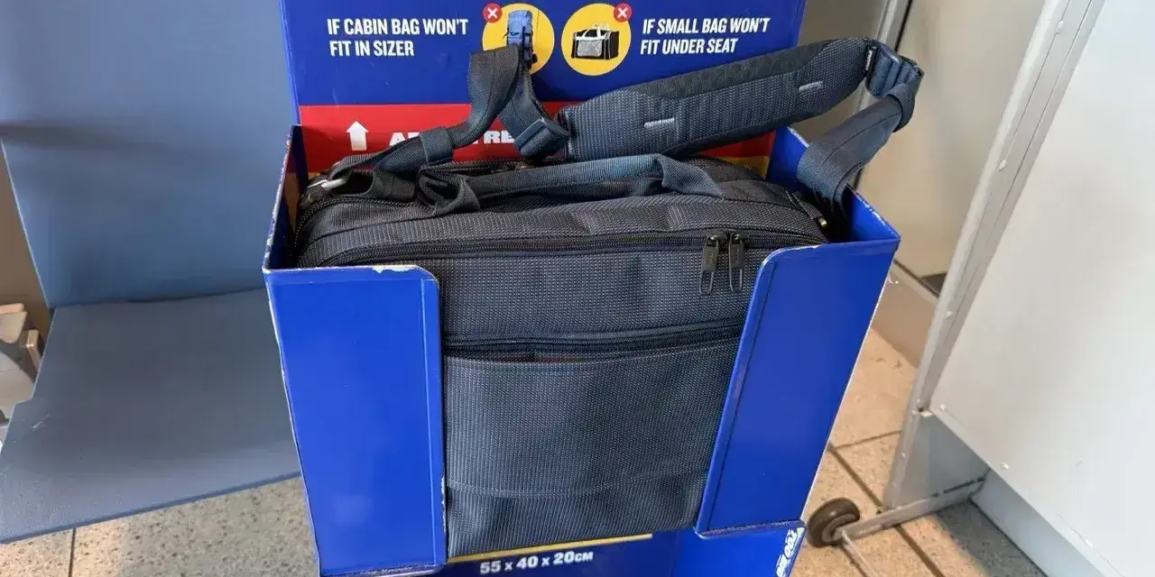 Czy oprócz bagażu podręcznego można mieć torebkę Ryanair? W tym mierniku bagażu widać, że mała torebka zmieści się pod siedzeniem.