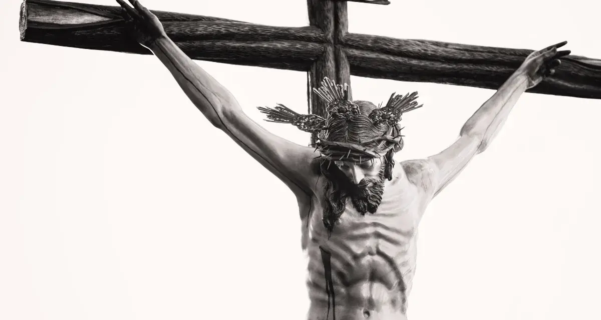 Jesus, im Alter von 33 Jahren, am Kreuz mit Dornenkrone.