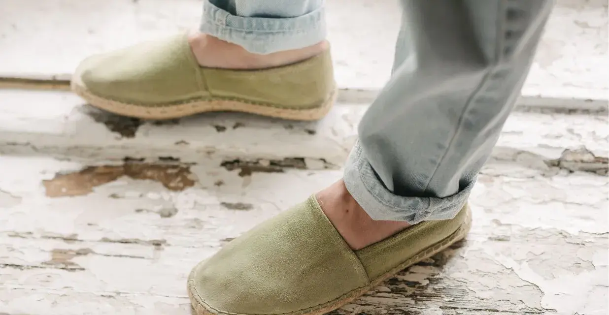 Męskie espadryle w kolorze oliwkowym, idealne do letnich stylizacji z jeansami.