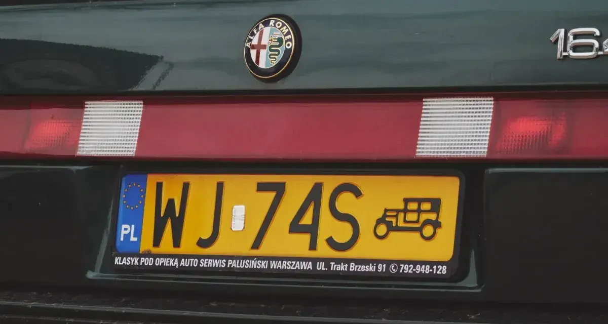Zielona Alfa Romeo z tablicą rejestracyjną WJ-74S. Klasyk pod opieką auto serwisu.