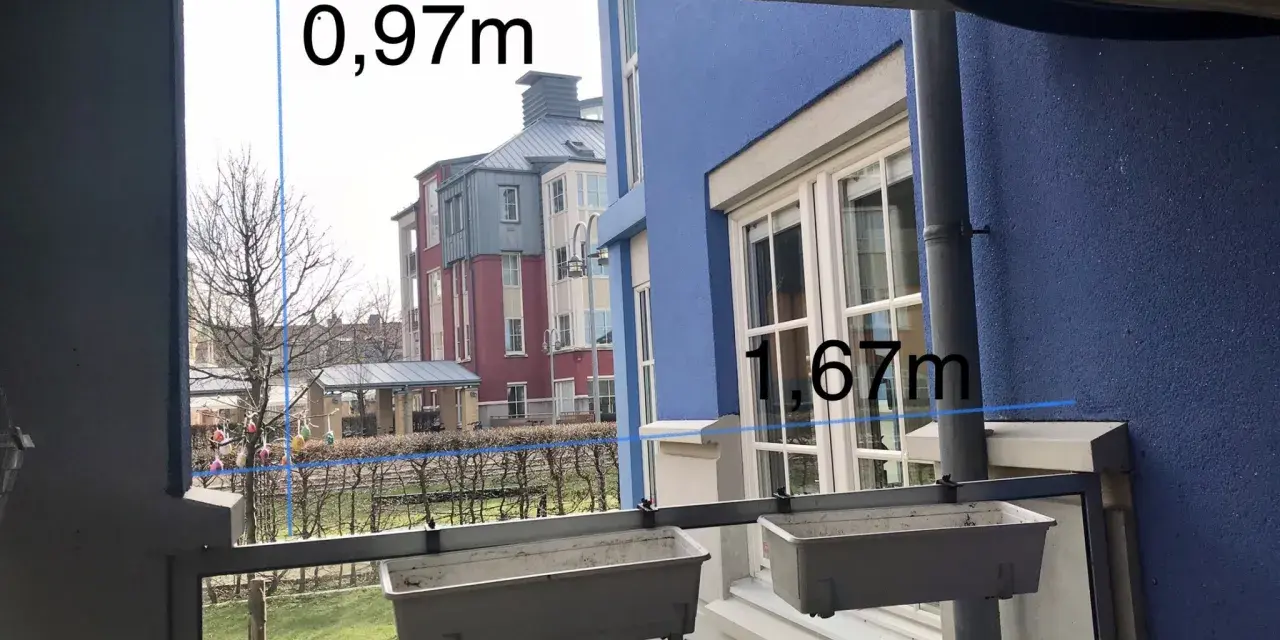Mått för att bygga vindskydd: 0,97m och 1,67m. Utsikt över radhus och trädgård.