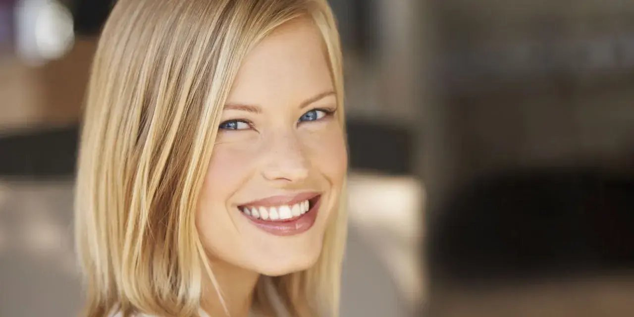 Perfekte Frisuren für glattes Haar: Ihr Guide zu Glanz & Volumen