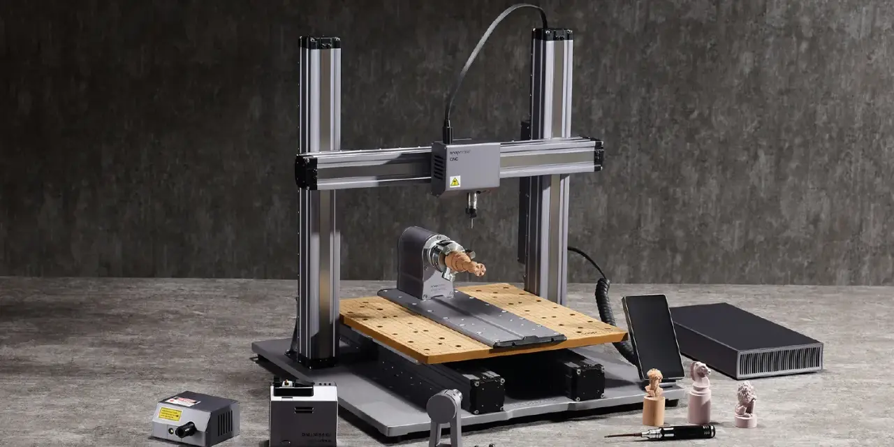 Drukarka 3D CNC z akcesoriami i wydrukowanymi figurkami.