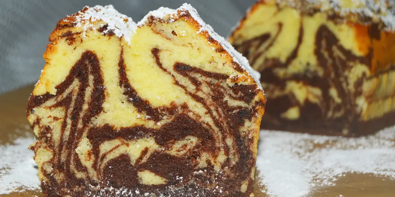 Wilgotna babka marmurkowa na oleju, z pięknymi wzorami ciasta i posypana cukrem pudrem. Idealna na deser.