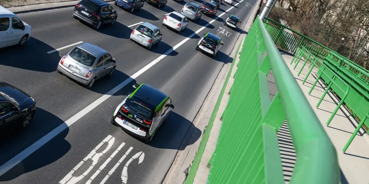 Na buspasie jedzie samochód elektryczny, pokazując, czy samochody elektryczne mogą jeździć buspasem.