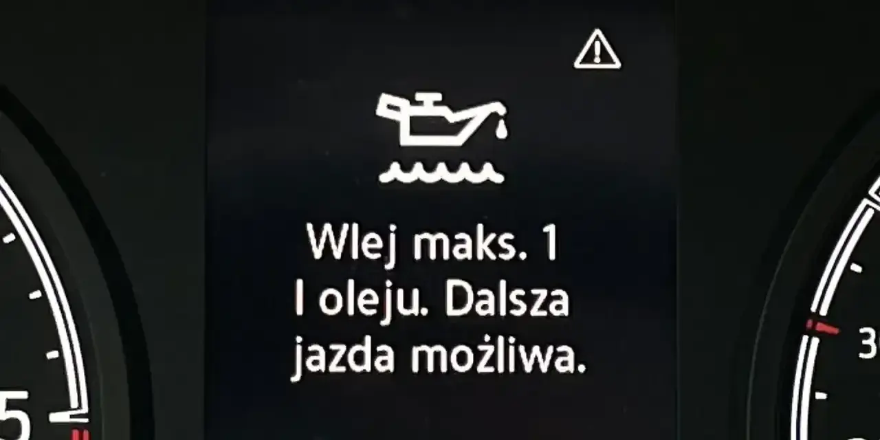 Na desce rozdzielczej migająca kontrolka oleju z komunikatem "Wlej maks. 1 l oleju. Dalsza jazda możliwa." ostrzega o niskim poziomie smarowania.