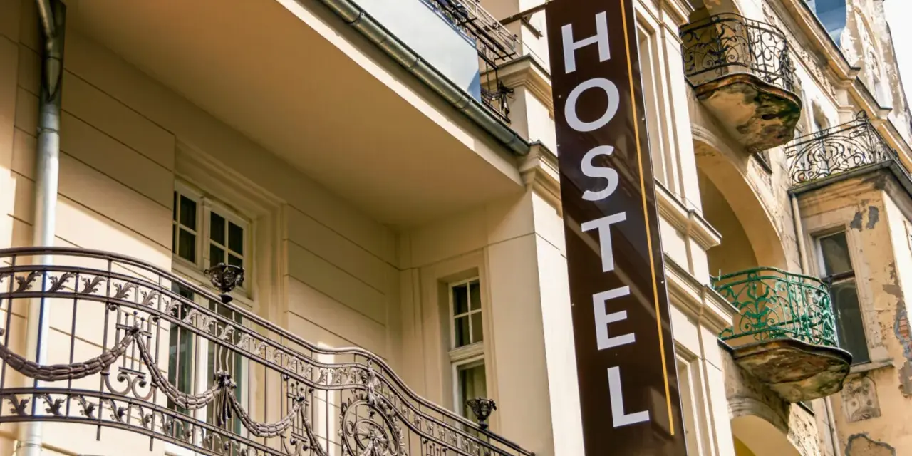 Nocleg w hostelu: Co musisz wiedzieć, zanim zarezerwujesz?