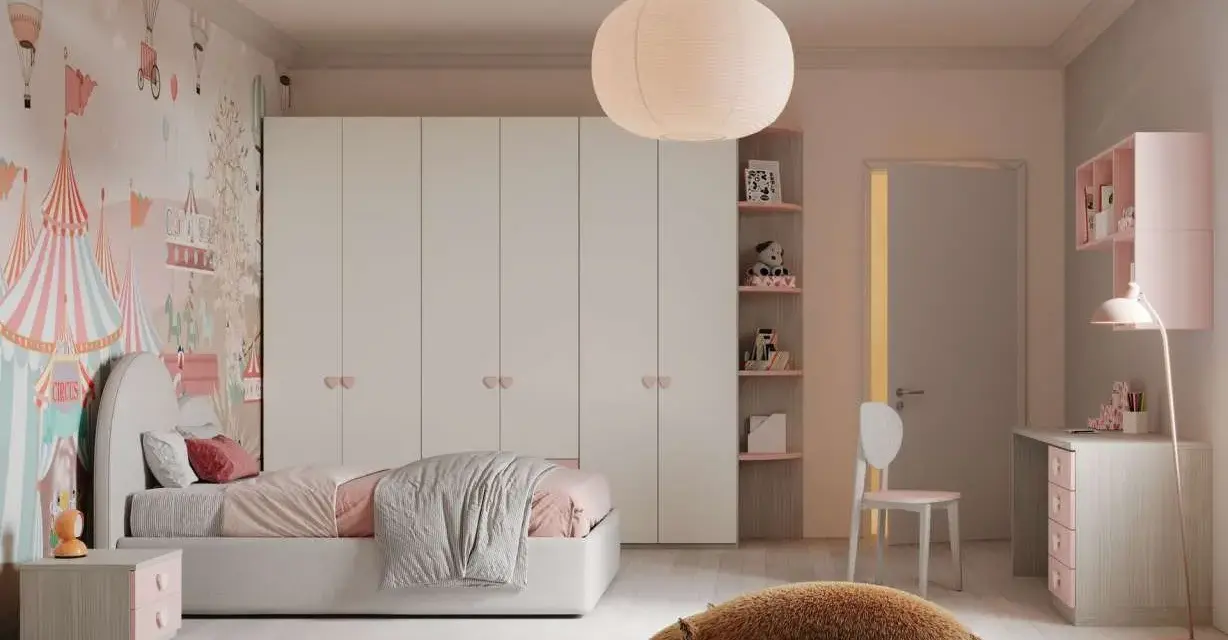 Camere ragazze moderne con letto, armadio bianco, scrivania rosa e un simpatico orso di peluche sul tappeto.