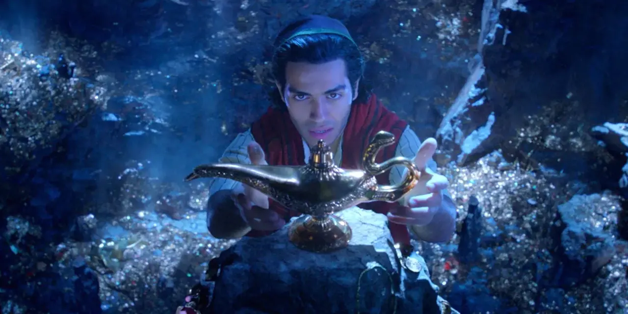 Aladyn, w mrocznej jaskini pełnej skarbów, trzymając magiczną lampę.
