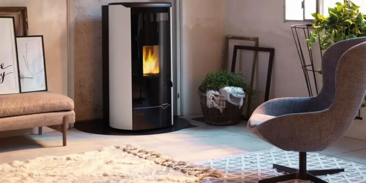 Stufa a pellet moderna con fiamme vive. La presa aria stufa pellet obbligatoria è integrata nel design elegante.