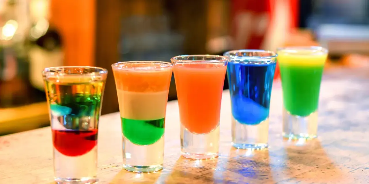 Shot z grenadyną: Zaskocz gości! Przepisy na kolorowe warstwy.