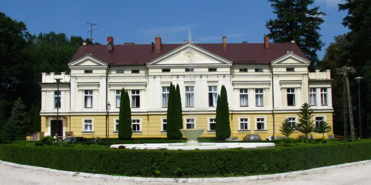 Pałac w Sasinie z fontanną i ogrodem.