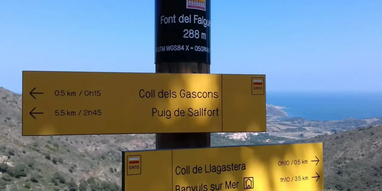 Panneau indicateur du GR10 près de Banyuls sur Mer. Le sentier mène à Coll dels Gascons, Puig de Sallfort et Coll de Llagastera.